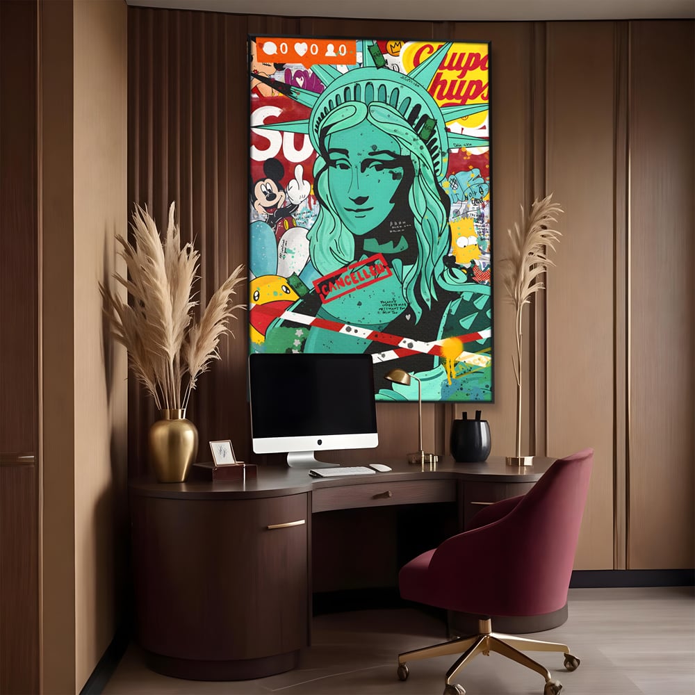 Tablou canvas cu tablou canvas cu statuia libertatii in stil grafitti, in rama de aluminiu negru, pe perete intr-un birou